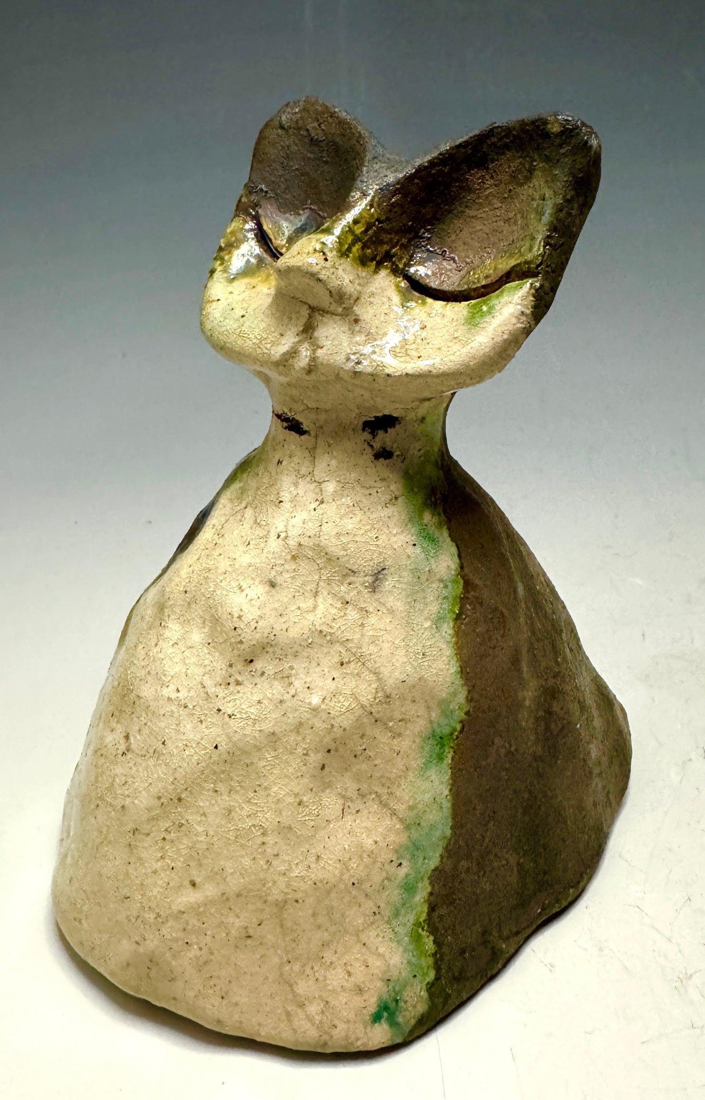 This daring 6" x 4" x 4" feline will leave you charmed! Showing off his copper-toned coat, he's proudly perched and ready to play. At a mere 11 oz, he'll bring life to any space with ease. Let her sprinkle your life with her purr-fect kitty vibes - magic awaits