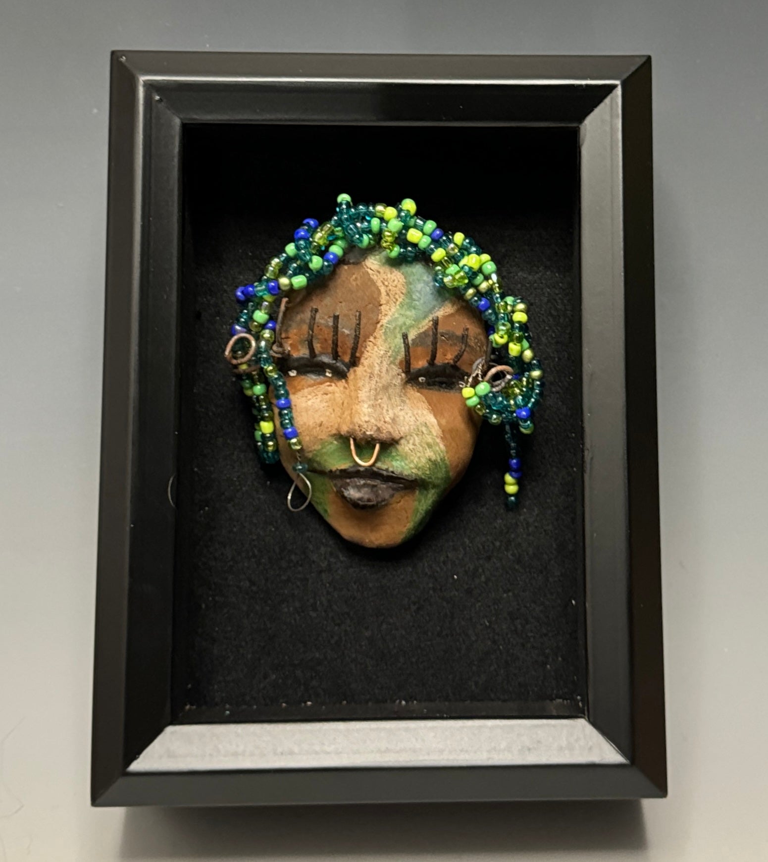 Bailey is a captivating mask, featuring an eye-catching multi-hued hairpiece measuring roughly 4 x 5“ in size and weighing about 7 oz. The mask is further adorned with a copper nose ring and incredibly long eyelashes, and its countenance features three distinct tones for a fetching effect.