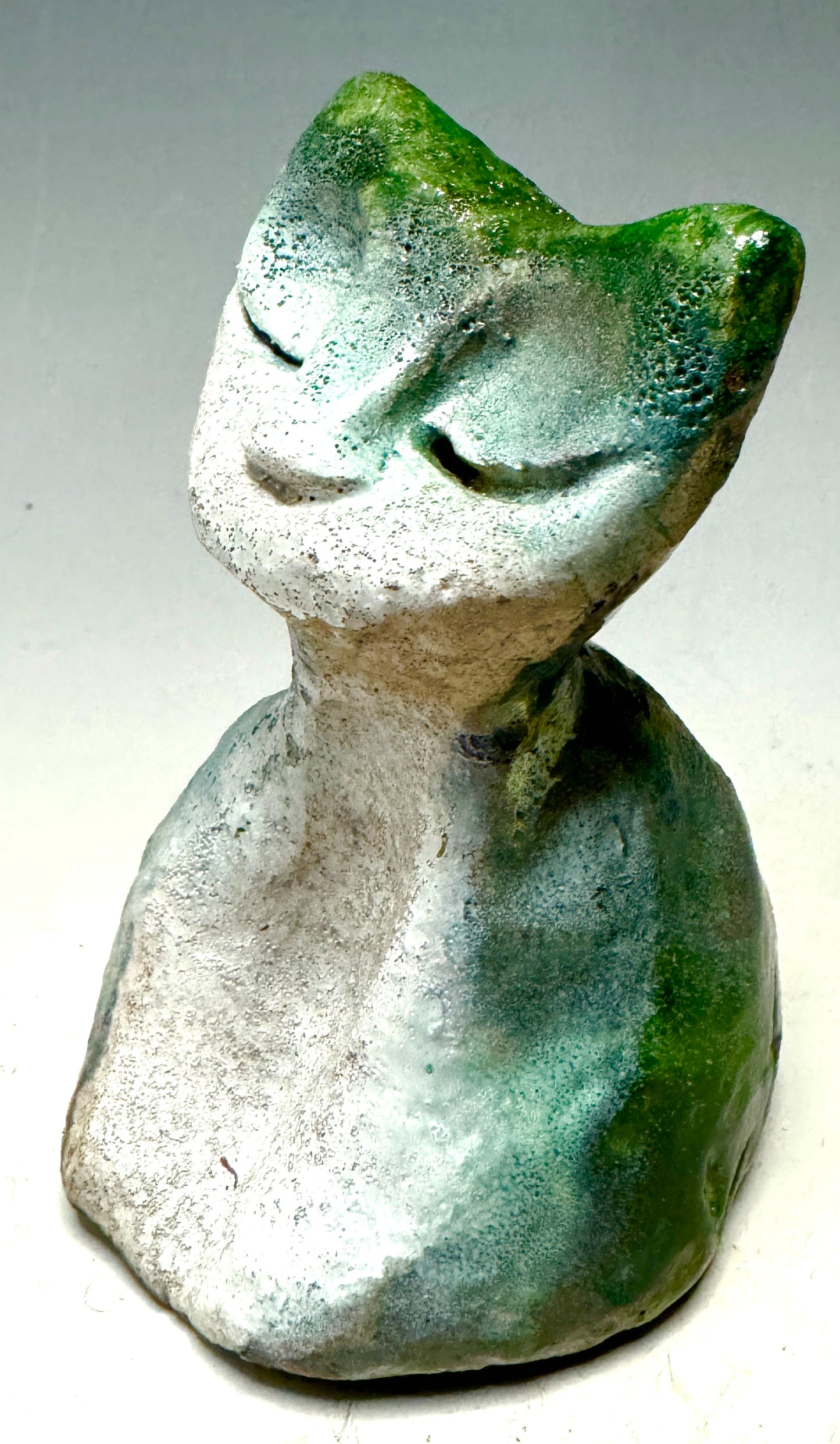 Welcome HK-9, the purr-fectly marvelous mouser mate! She's 4.5' x 3" x 4" of lightweight love, adding that spark to any room. Her dazzling emerald green and 5oz fluff brings a grin to your face. Get a mood boost with this pawsome pussycat pal!