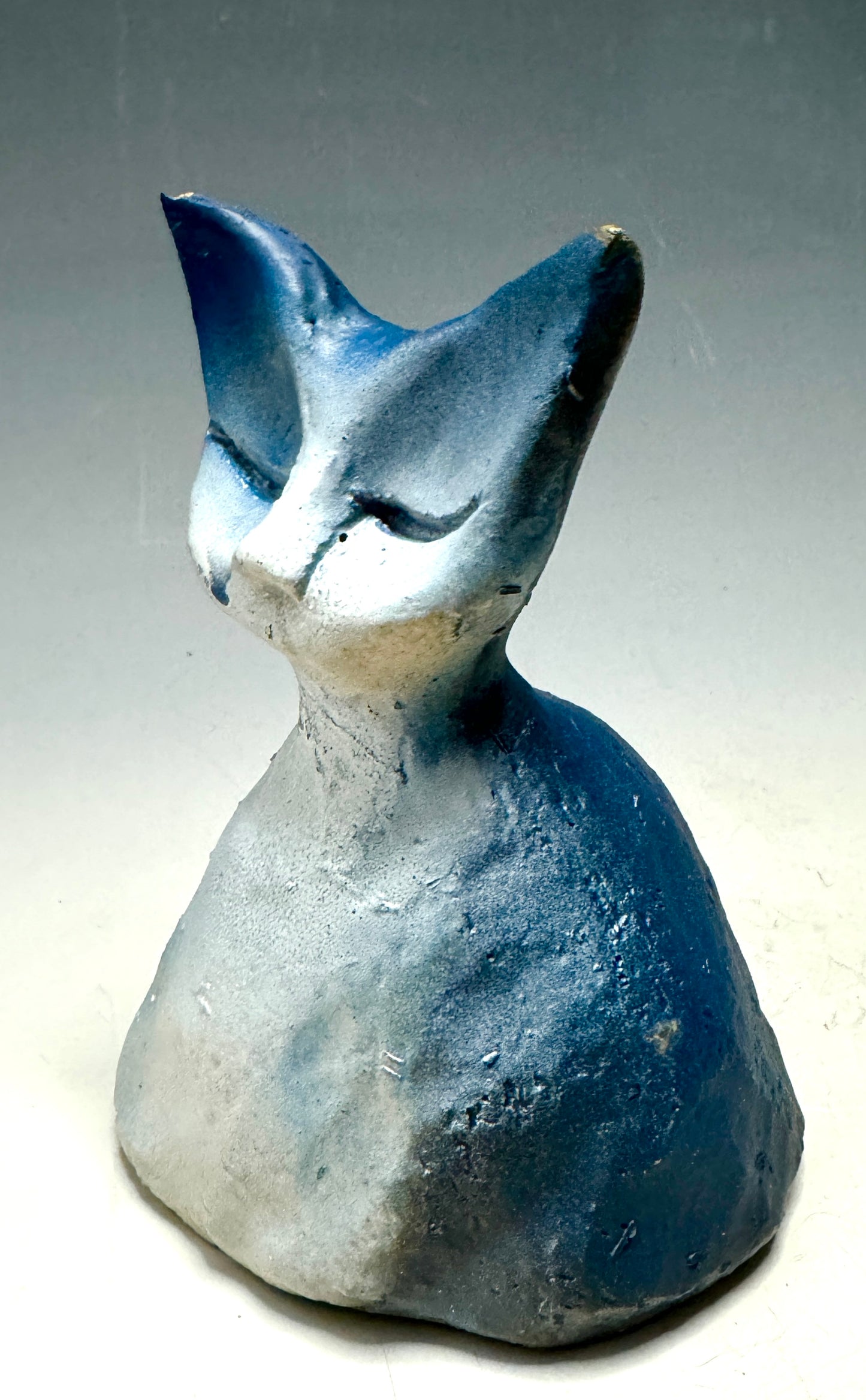 This adorable pet will win your heart! Flaunting a delicate size and lovely monochrome shades of blue, she radiates her own special appeal. Weighing in at just 9oz, she's an effortless pick for any area. Let her make life more blissful with her purr-fect kitty cuteness!!