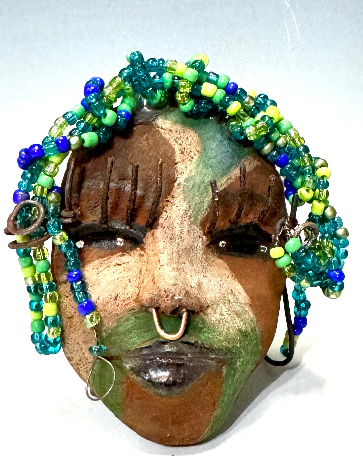 Bailey is a captivating mask, featuring an eye-catching multi-hued hairpiece measuring roughly 4 x 5“ in size and weighing about 7 oz. The mask is further adorned with a copper nose ring and incredibly long eyelashes, and its countenance features three distinct tones for a fetching effect.