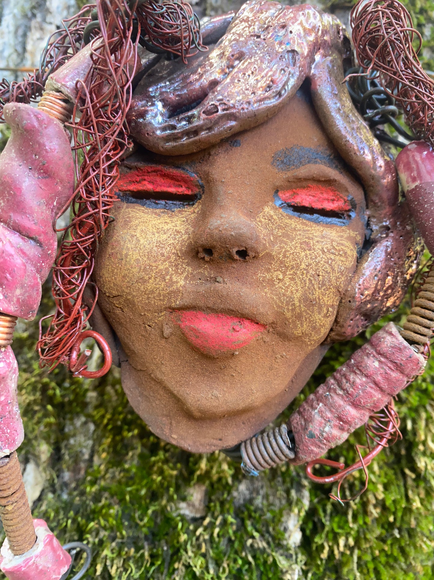 Valiza boasts an eye-catching rust brown complexion complete with rust red lips. At 7" x 5" and 10 ozs. she is crafted with 5 handmade, raku-fired beads. Additionally, Valiza features over 15 feet of coiled 24 and 16 gauge wire hair. If you have questions, please reach out!