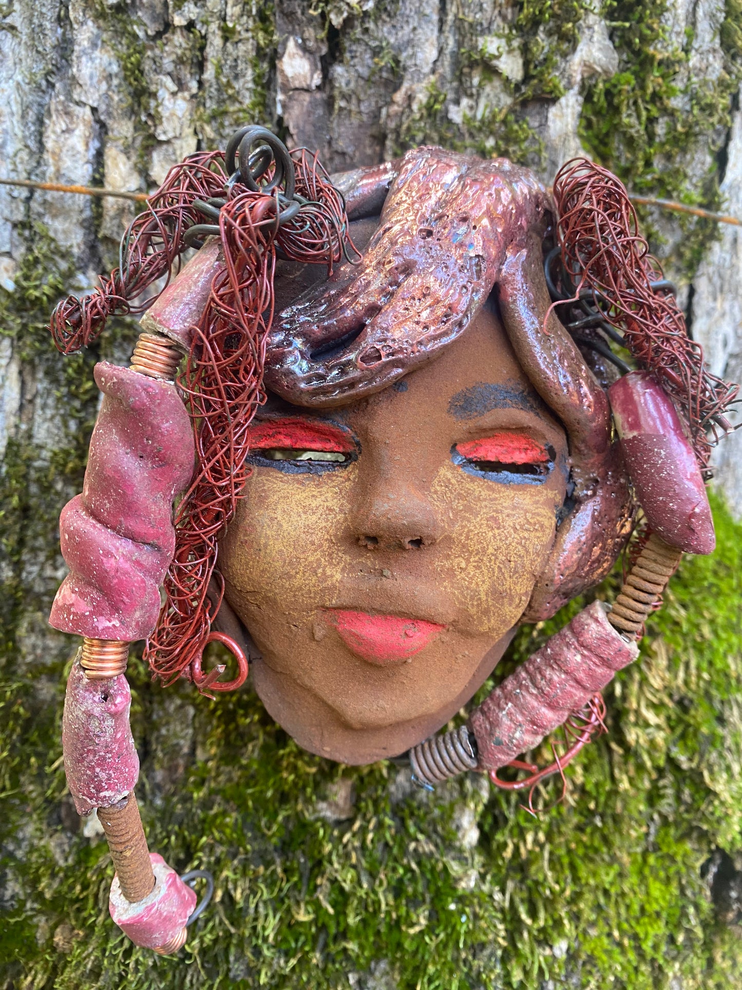 Valiza boasts an eye-catching rust brown complexion complete with rust red lips. At 7" x 5" and 10 ozs. she is crafted with 5 handmade, raku-fired beads. Additionally, Valiza features over 15 feet of coiled 24 and 16 gauge wire hair. If you have questions, please reach out!