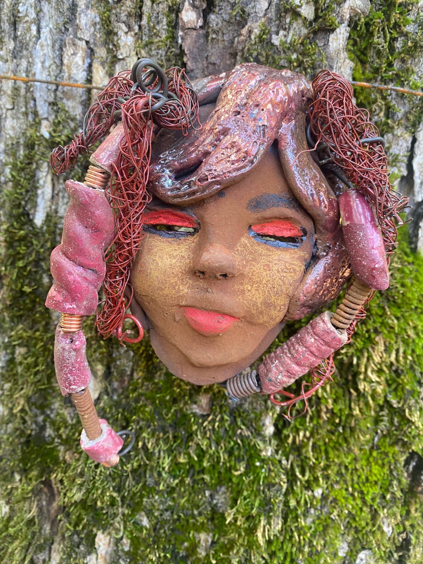 Valiza boasts an eye-catching rust brown complexion complete with rust red lips. At 7" x 5" and 10 ozs. she is crafted with 5 handmade, raku-fired beads. Additionally, Valiza features over 15 feet of coiled 24 and 16 gauge wire hair. If you have questions, please reach out!