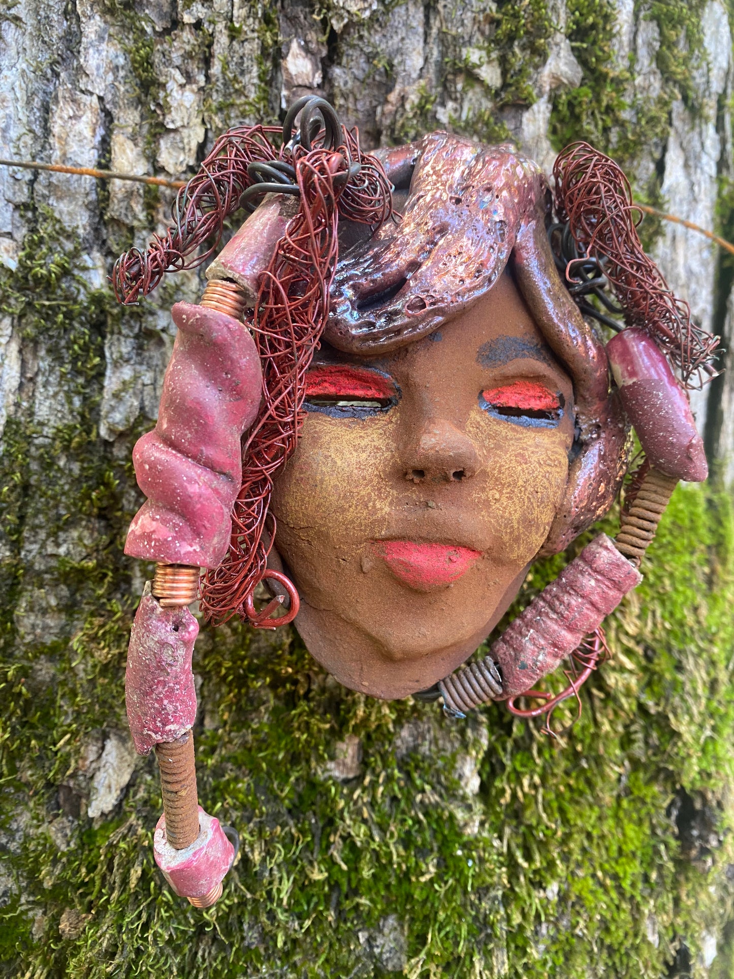 Valiza boasts an eye-catching rust brown complexion complete with rust red lips. At 7" x 5" and 10 ozs. she is crafted with 5 handmade, raku-fired beads. Additionally, Valiza features over 15 feet of coiled 24 and 16 gauge wire hair. If you have questions, please reach out!