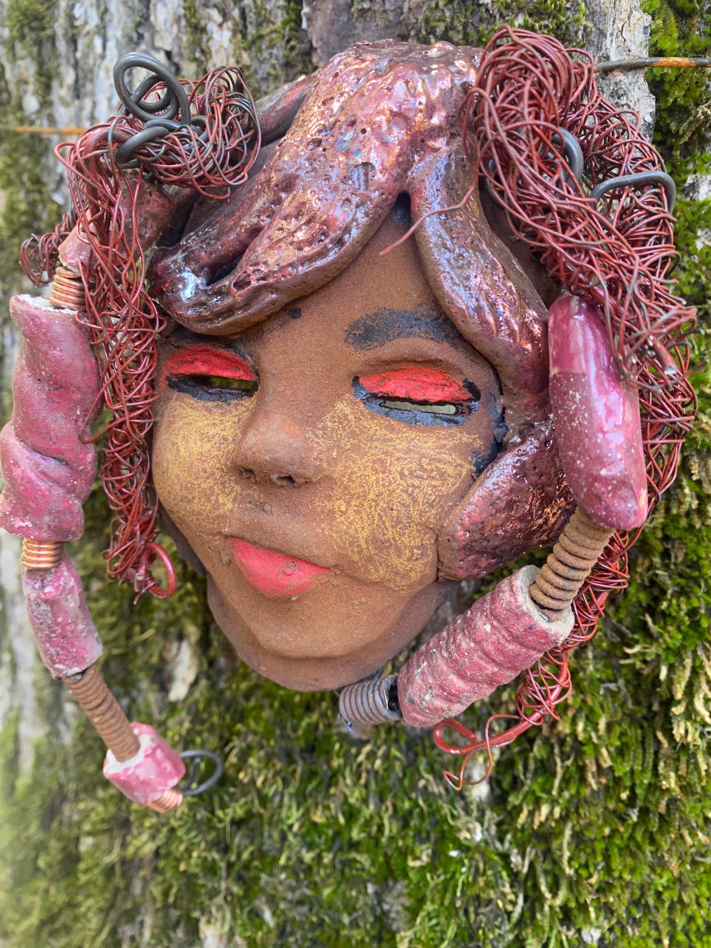 Valiza boasts an eye-catching rust brown complexion complete with rust red lips. At 7" x 5" and 10 ozs. she is crafted with 5 handmade, raku-fired beads. Additionally, Valiza features over 15 feet of coiled 24 and 16 gauge wire hair. If you have questions, please reach out!
