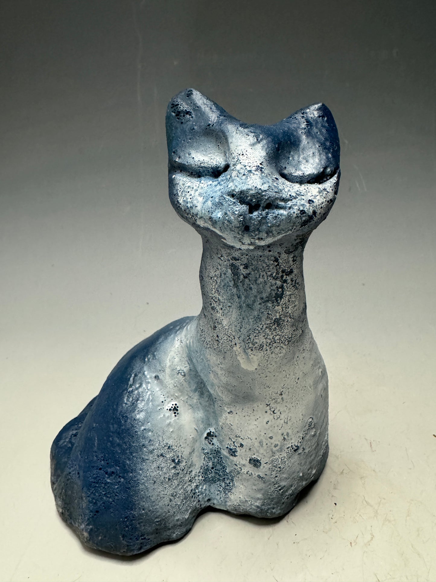 Welcome HK-10: 6.5' x 4" x 6" of exquisite embrace! Offer your beloved a remarkable mouser mate, featherweight at only 1.5 lbs, mesmerizingly-hued in sky blue fur. Fling your dwelling with delight as she radiates a beaming grin. Prepare to be delighted by this remarkable feline friend!