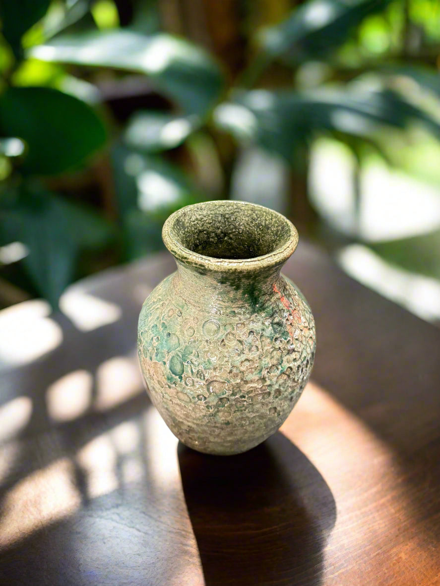 Discover the complex design elements of the Alligator Green Textured Pot, measuring 7 inches in height, 5 inches in width and depth, with a 3-inch opening and a weight of 1.33 lbs.