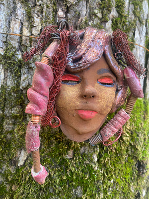 Valiza boasts an eye-catching rust brown complexion complete with rust  red lips.  At 7" x 5" and 10 ozs. she is crafted with 5 handmade, raku-fired beads. Additionally, Valiza features over 15 feet of coiled 24 and 16 gauge wire hair. If you have questions, please reach out!  